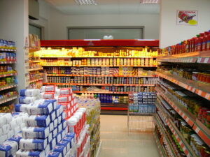 Trgovina Trlić Ub – rashladni deo sa mlečnim proizvodima za povoljnu kupovinu. Prodavnica 22 Ub