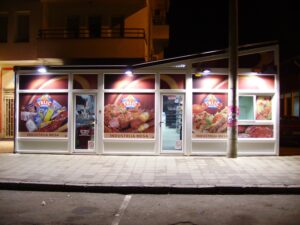 Fasada mesare Trlić noću