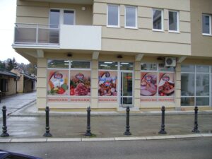 Eksterijer marketa Trlić danju maloprodaja 9. Povoljna kupovina. Loklacije prodavnica. Povoljna kupovina sa velikim popustima na proizvode u Trliću