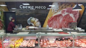 Sveže meso u vitrinama mesare Trlić