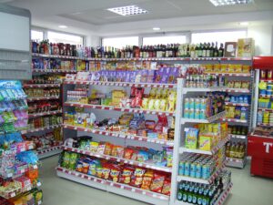 Unutrašnji prolaz marketa Trlić sa proizvodima