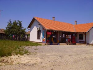Polica sa proizvodima i mesnim delikatesima u prodavnici Trlić. Povoljna kupovina. Loklacije prodavnica. Povoljna kupovina sa velikim popustima na proizvode u Trliću