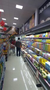 Hladne vitrine sa mlečnim proizvodima u prodavnici Trlić