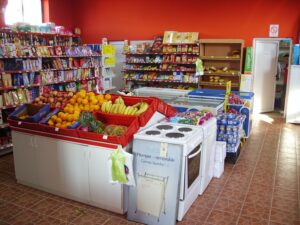 Polica sa voćem u prodavnici 6 Trlić