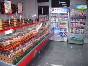 Rashladne vitrine sa mesnim proizvodima u Trlić prodavnici 14, Ubu.