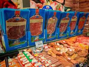 Vitrina sa sušenim mesom i prerađevinama u prodavnici Trlić, Obrenovac.
