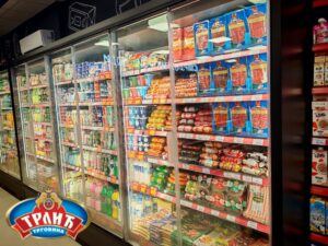 Rashladne vitrine sa suhomesnatim proizvodima u Trlić prodavnici 33 Ugrinovci.