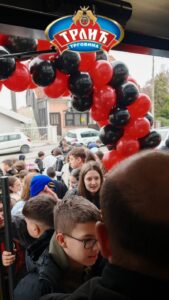Kupci ispred Trlić prodavnice Beograd lokacija prodavnice velika posećenost