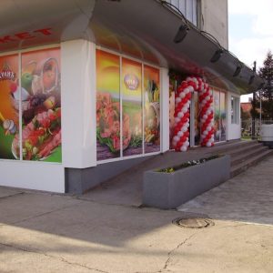 Spoljašnji prikaz prodavnice Trlić u Ubu sa rampom za invalide. Glavni ulaz. Povoljna kupovina. Loklacije prodavnica. Povoljna kupovina sa velikim popustima na proizvode u Trliću.