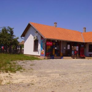 Polica sa proizvodima i mesnim delikatesima u prodavnici Trlić. Povoljna kupovina. Loklacije prodavnica. Povoljna kupovina sa velikim popustima na proizvode u Trliću